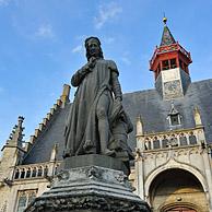 Standbeeld Jacob van Maerlant voor het stadhuis van Damme, België
